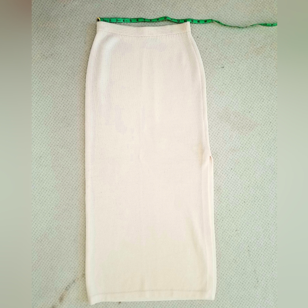 NWOT St. John Collection. Cream Santana Knit Long Pencil Skirt. Size 2.